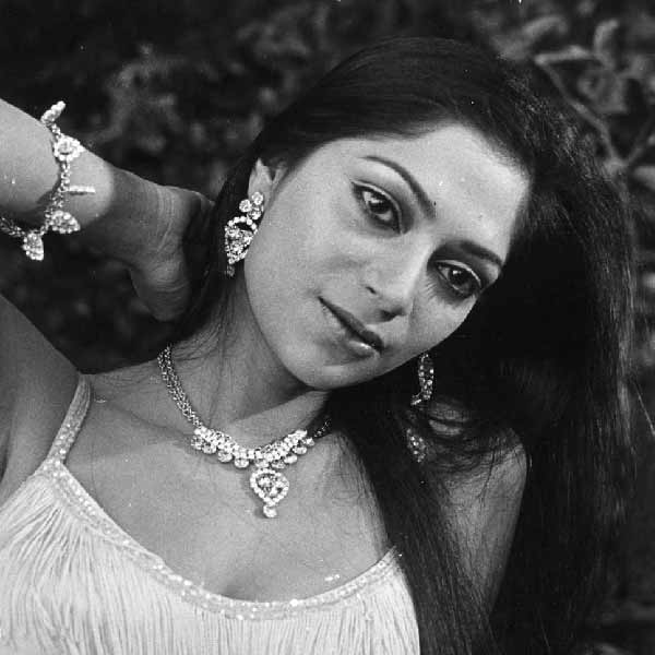 জামনগরের মহারাজের সঙ্গে সম্পর্ক নিয়ে সিমি বলেছিলেন, ‘‘আমরা পাগল ছিলাম। নানান সব কাণ্ড করতাম! যখন পিছন ফিরে তাকাই, হাসি পায়।’’