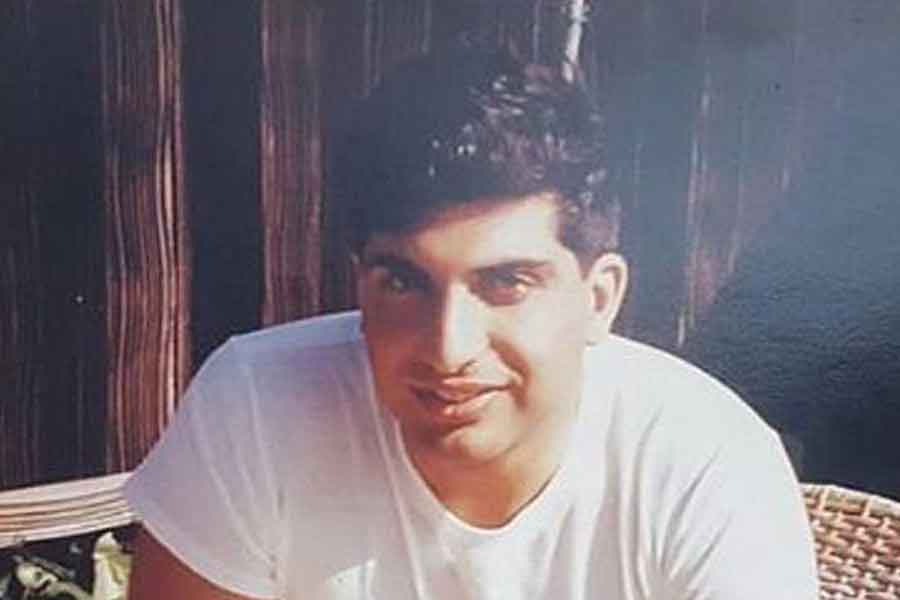 দেশের শিল্পপতি রতন টাটার সঙ্গেও সম্পর্কে জড়িয়েছিলেন সিমি। শোনা যায় টাটার প্রেমে আচ্ছন্ন হয়েছিলেন সিমি। তবে সেই সম্পর্ক বেশি দূর এগোয়নি। 