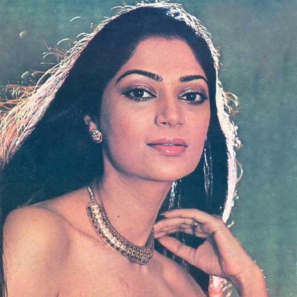 রতন টাটার সঙ্গে তাঁর যে ‘দীর্ঘ ইতিহাস’ রয়েছে, সে কথা নিজেই জানিয়েছিলেন অভিনেত্রী। সিমির কথায়, ‘‘ও দারুণ মজার মানুষ। নিপাট ভদ্রলোক। অর্থ কখনই ওঁর চালিকাশক্তি ছিল না।’’