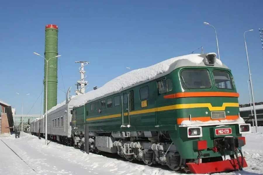 ইউক্রেনের বিরুদ্ধে যুদ্ধে কি পরমাণু অস্ত্রের ধ্বংসলীলা দেখাও যাবে? আশঙ্কা উস্কে দিয়েছিল মস্কোর কাছে ঘোরাফেরা করা একটি ‘নিউক্লিয়ার ট্রেন’। সে ‘ভূতুড়ে’ ট্রেনের মাধ্যমেই পরমাণু অস্ত্র ছোড়া যায়। এমন দাবি করেছিল ব্রিটিশ সংবাদমাধ্যম। রাশিয়ার প্রেসিডেন্ট ভ্লাদিমির পুতিনের আস্তিনে যে এমন একটি অস্ত্র রয়েছে, সে দাবিও করেছিল তারা। কেমন দেখতে সেই ‘নিউক্লিয়ার ট্রেন’? এর ভিতরেই বা কী রয়েছে?