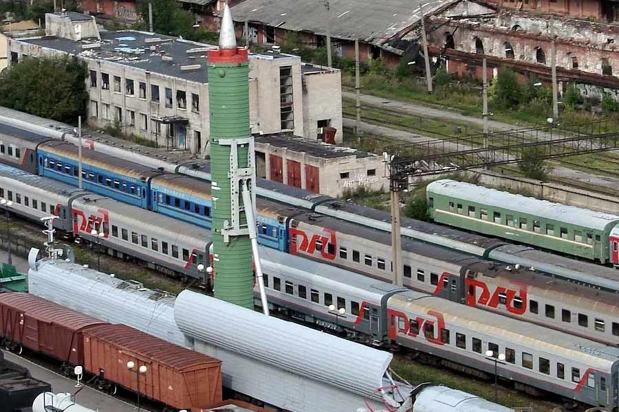 পরমাণু অস্ত্র ছোড়ার কথা মনে এলে অনেকেই ভাবেন যে, আকাশপথে জেটবিমান থেকে উড়ে এসে শত্রুপক্ষের মাটিতে গিয়ে পড়বে সেটি। যার অভিঘাতে ধ্বংস হয়ে যাবে বিস্তীর্ণ এলাকা। ক্ষয়ক্ষতির মুখে পড়বেন অগণিত বাসিন্দা। তবে পুতিনের অস্ত্রাগারে যেটি ‘নিউক্লিয়ার ট্রেন’ নামে পরিচিত, তা নাকি চলে রেলপথে।