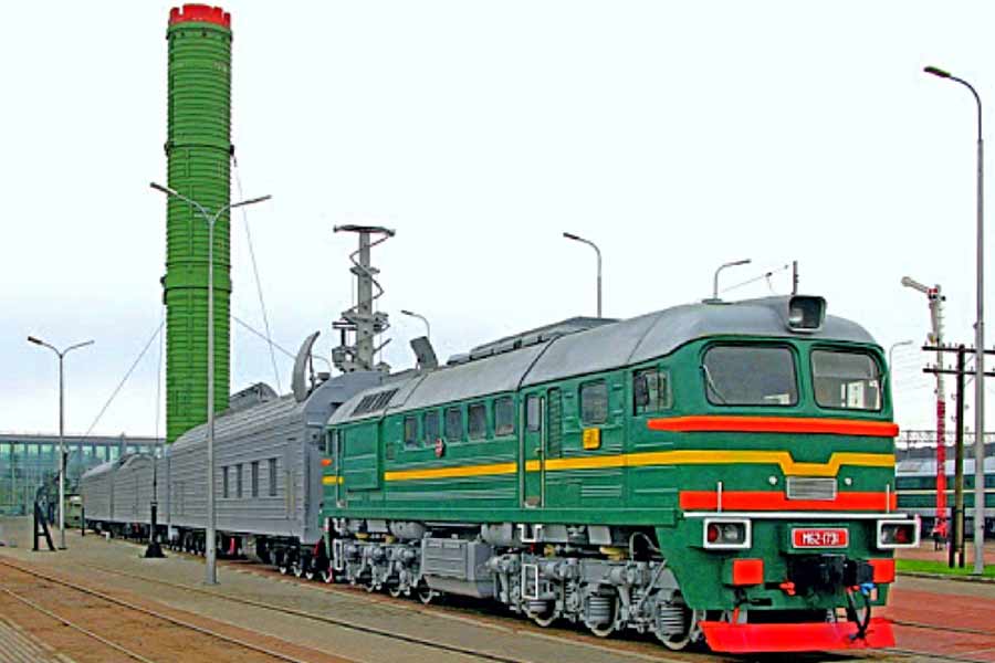 বস্তুত, আধুনিক যুগের প্রযুক্তির সহায়তায় যুদ্ধকৌশলের সঙ্গে সঙ্গে এর অস্ত্রসম্ভারও অত্যাধুনিক হয়েছে। ব্রিটিশদের হাতে উঠে এসেছে ‘ট্রাইডেন্ট’-এর মতো পারমাণবিক ডুবোজাহাজ। আমেরিকা-সহ পশ্চিমি দেশগুলিতেও এমন ভূরি ভূরি উদাহরণ রয়েছে। 