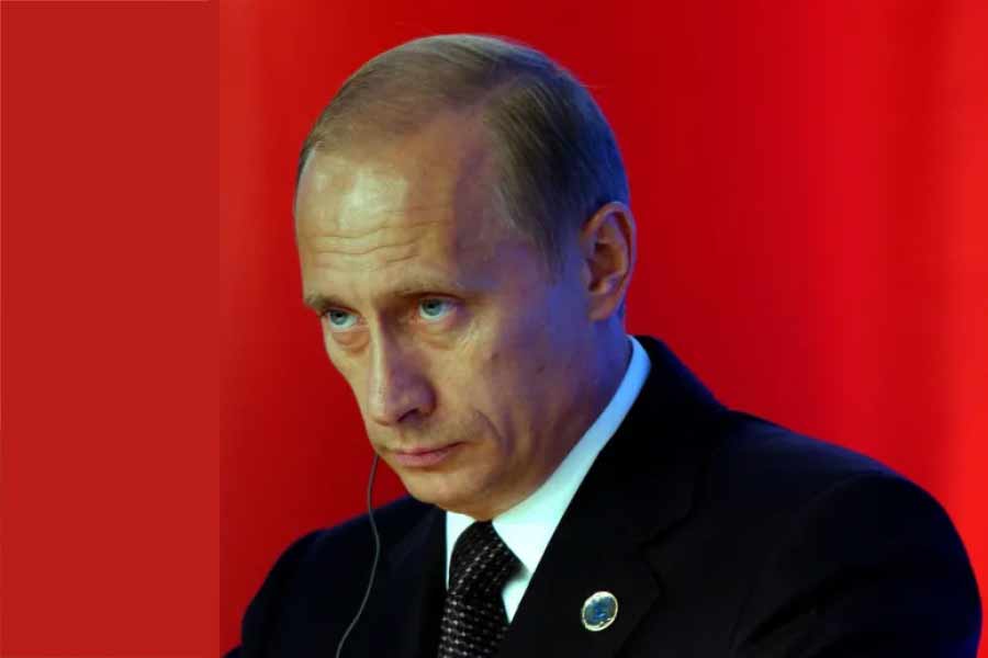 পশ্চিমি দেশগুলির সঙ্গে পাল্লা দিয়ে রুশদের পরমাণু অস্ত্রসম্ভারও সেজে উঠেছে। সেই সোভিয়েত-যুগ থেকেই তার ভোলবদল চলছে বলে দাবি। লক্ষ্য— আরও ধ্বংসাত্মক অস্ত্র তৈরি করা।