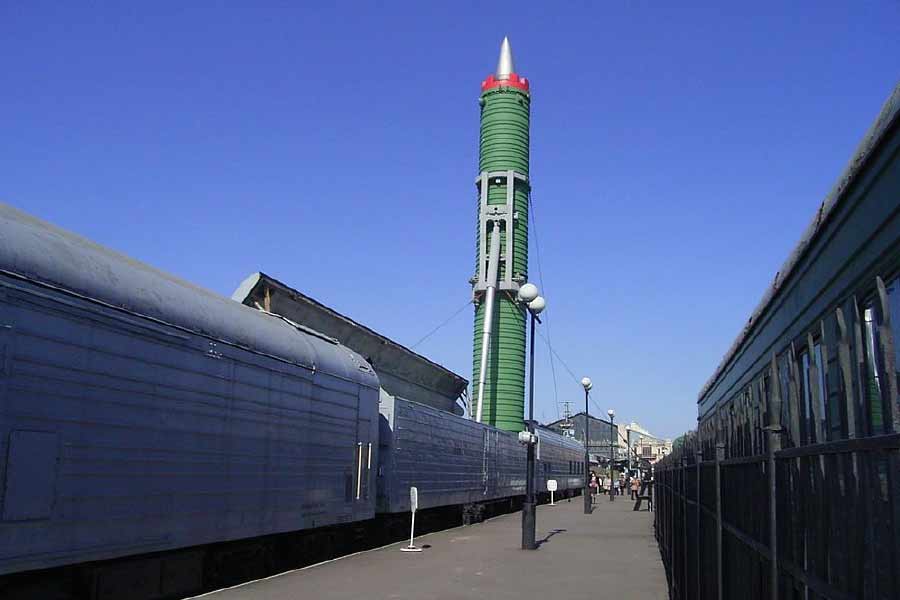 অক্টোবরের গোড়ায় ইউক্রেনের মাটিতে রুশদের একের পর এক শহর দখলের মধ্যেই ব্রিটিশ সংবাদমাধ্যমে দাবি করা হয়েছিল, পুতিনের ‘নিউক্লিয়ার ট্রেন’টি মস্কোর কাছে দেখা গিয়েছে। রাশিয়ার ১২তম মুখ্য অধিদফতরের সে ট্রেনটি নাকি প্রতিরক্ষা মন্ত্রকের এক গুপ্ত ইউনিটের মালিকানাধীন।