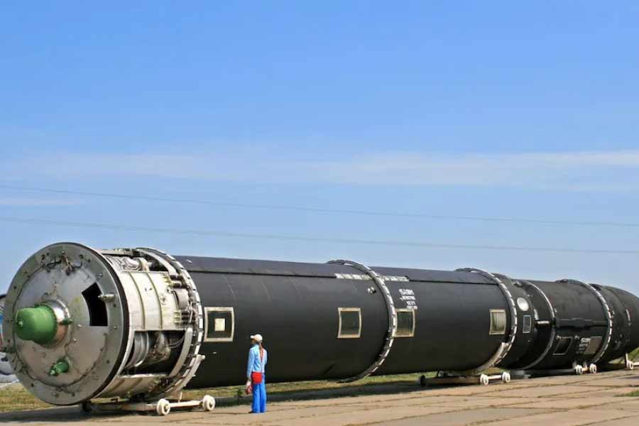 সম্প্রতি ওই ট্রেনটিকে ক্রেমলিনের উত্তর দিকে এগোতে দেখা গিয়েছে বলেও দাবি। যদিও তার গন্তব্য নিয়ে বিশেষ কিছু জানা যায়নি। তবে তাতে একটি কামান-সহ অস্ত্রবোঝাই গাড়ি উঠতে দেখা গিয়েছে বলে ব্রিটিশ সংবাদমাধ্যম দাবি করেছিল।