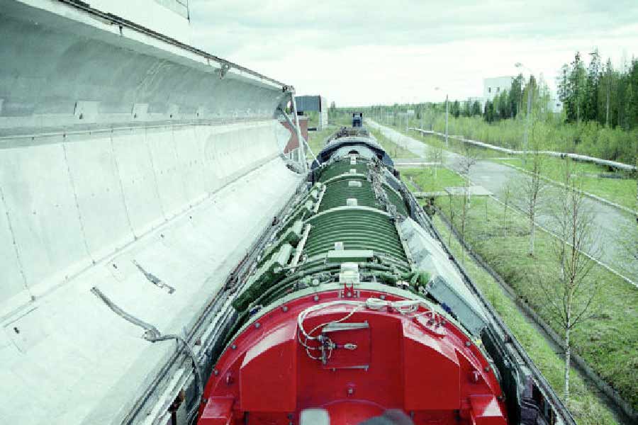 পুতিনের এই অস্ত্রটি দেখতে নাকি আর পাঁচটা সাধারণ ট্রেনেরই মতো। বস্তুত, পশ্চিমি দুনিয়ার কাছে ট্রেনটি পরিচিত ‘আরটি-২৩ মোলোডেতস’ নামে। রুশ ভাষায় ‘মোলোডেতস’-এর আক্ষরিক অর্থ ‘সাহসী মানুষ’।