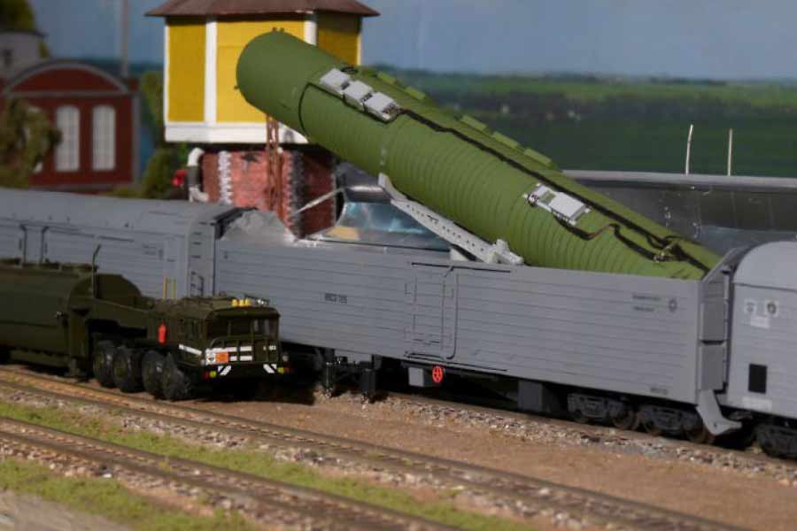 ব্রিটিশ সংবাদমাধ্যমের দাবি, রাশিয়া জুড়ে ঘুরেফিরে বেড়ালেও ‘আরটি-২৩ মোলোডেতস’কে প্রায় চিহ্নিত করা সম্ভব নয়। সে জন্য এটি ‘ভূতুড়ে নিউক্লিয়ার ট্রেন’ বলেও পরিচিতি পেয়ে গিয়েছে। 