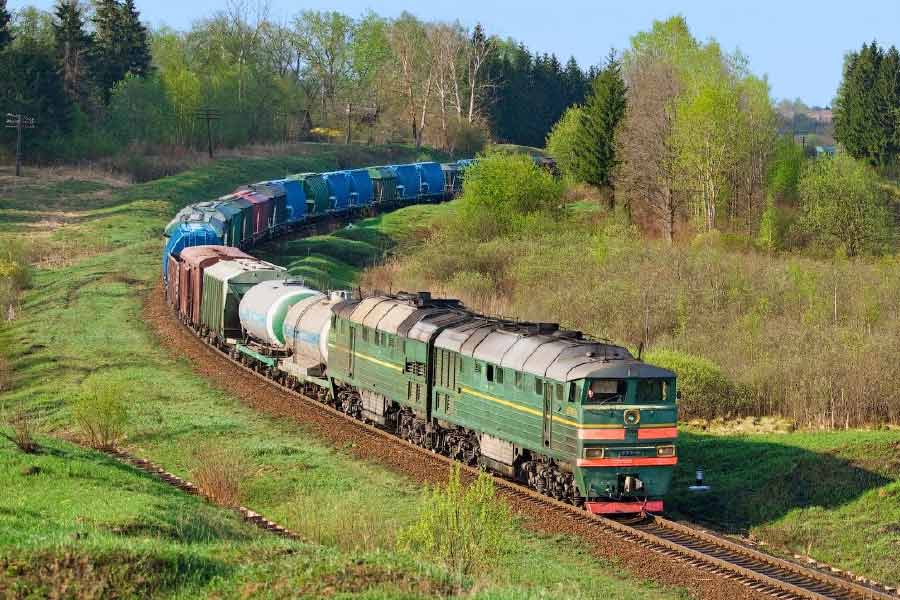 আশির দশকে তৎকালীন সোভিয়েতের ইউক্রেনে ইউঝনোয়ে ডিজ়াইন ব্যুরো এই ট্রেনের নকশা তৈরি করেছিল। দেখতে একেবারে সাধারণ ট্রেনের মতো। এতে রয়েছে ৩টি করে লোকোমোটিভ এবং ওয়াগন। সঙ্গে রয়েছে ৪টি রেলকার। যাতে দেখে মনে হয় যেন যাত্রিবাহী ট্রেন।