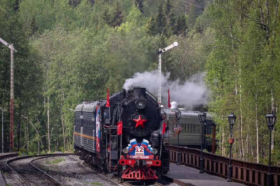 এই ট্রেনটি নাকি টানা ২৮ দিন ধরে নিজে থেকেই ঘোরাফেরা করতে সক্ষম। এমনকি, রাশিয়ার বিদ্যুৎব্যবস্থা পুরোপুরি বন্ধ হয়ে গেলেও এ ট্রেনের গতি কমে না।