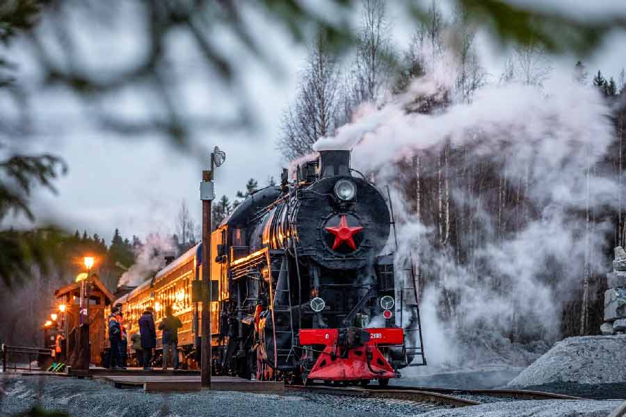 এতে নাকি রয়েছে ১০টি এমআইআরভি ওয়ারহেড (যার মাধ্যমে পরমাণু ক্ষেপণাস্ত্র ছোড়া সম্ভব), যা থেকে ৫৫০ কিলোটিএনটি বিস্ফোরণ ঘটানো যায়। এমনকি, ট্রেনের মধ্যে উঁচু হয়ে দাঁড়িয়ে থাকা ওই ওয়ারহেডগুলি থেকে যে কোনও চলমান জাহাজ বা ডুবোজাহাজে ক্ষেপণাস্ত্রও ছোড়া যায়। মস্কোর সবুজ সঙ্কেত পেলে মাত্র ৩ মিনিটেই নাকি এটি পরমাণু ক্ষেপণাস্ত্র ছুড়তে সক্ষম।