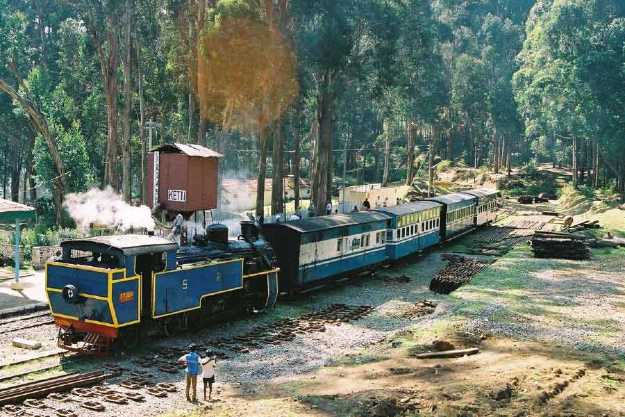 ট্রেনটি গোটা যাত্রাপথে প্রতি ঘণ্টায় ১০ কিলোমিটার গতিবেগে যায়। পর্বতসঙ্কুল পথ দিয়ে যাওয়ার কারণে ট্রেনটি যথাসম্ভব কম গতিবেগে যায়। দেশের সর্বাধিক গতিসম্পন্ন ট্রেনের তুলনায় নীলগিরি প্যাসেঞ্জার ১৬ গুণ কম গতিতে যায়।