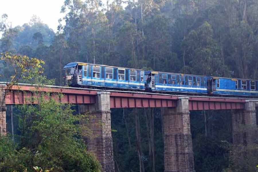 ইউনেস্কোর ওয়েবসাইট থেকে এ-ও জানা যাচ্ছে যে, নীলগিরি প্যাসেঞ্জার তার যাত্রাপথে ৩২৬ মিটার থেকে ২,২০৩ মিটার উচ্চতা পর্যন্ত পৌঁছে যায়। আধুনিক প্রযুক্তি ব্যবহার করেই এই বন্ধুর পথে ট্রেনটিকে চালানো সম্ভব হচ্ছে।