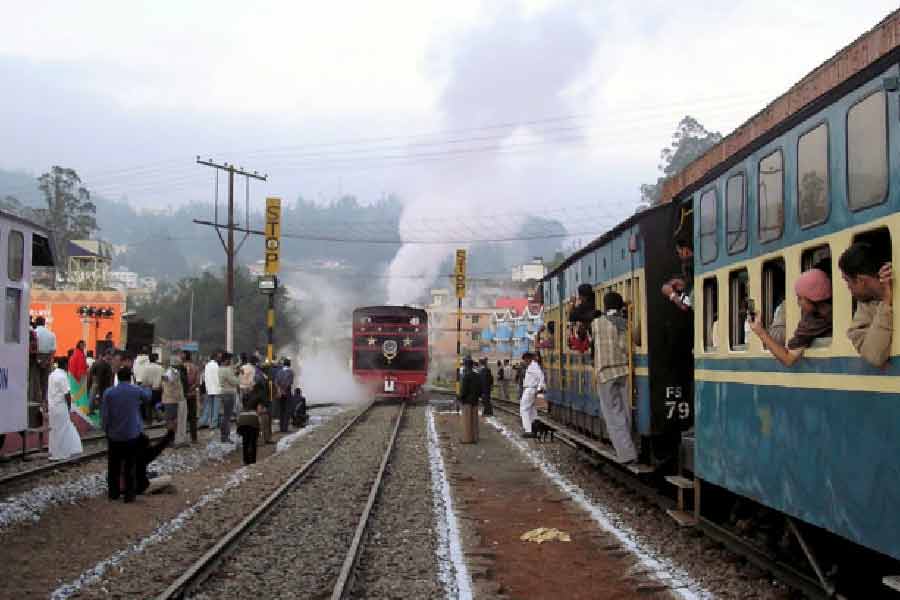 রেলের অধীনস্থ সংস্থা আইআরসিটিসি-র তরফে জানা গিয়েছে, ট্রেনটি মাত্র ৪৬ কিলোমিটার যাত্রাপথে ১০০টিরও বেশি সুড়ঙ্গ অতিক্রম করে। চারদিকে পাহাড়, চা-বাগান, গহন অরণ্য যাত্রীদের কাছে ট্রেনযাত্রাকে বিশেষ উপভোগ্য করে তোলে।