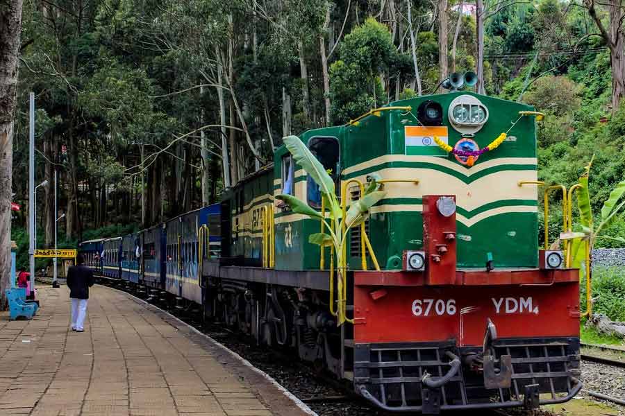 ট্রেনটি প্রতি দিনই মেট্টুপালায়ম থেকে উটি পর্যন্ত চলাচল করে। সকাল ৭টা ১০ মিনিটে সেটি মেট্টুপালায়ম স্টেশন থেকে ছেড়ে দুপুর ১২টায় উটি স্টেশনে পৌঁছয়।