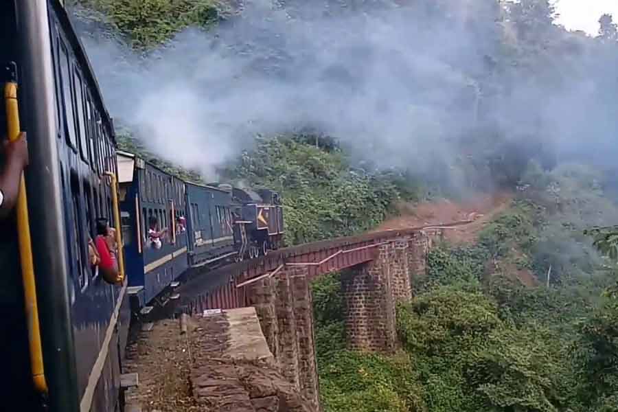 আবার উটি স্টেশন থেকে দুপুর ২টোয় ছেড়ে মেট্টুপালায়মে বিকেল ৫টা ৩৫ মিনিটে পৌঁছয়।