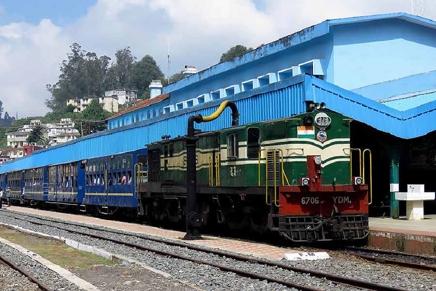 আইআরসিটিসি-র ওয়েবসাইটে গিয়ে ট্রেনটির আসন সংরক্ষণ করতে হয়। তবে সংস্থার তরফে জানানো হয়েছে, ছুটির মরসুমে এবং সপ্তাহান্তে যাত্রীদের বিপুল চাপ সামাল দিতে হয় নীলগিরি প্যাসেঞ্জারকে।