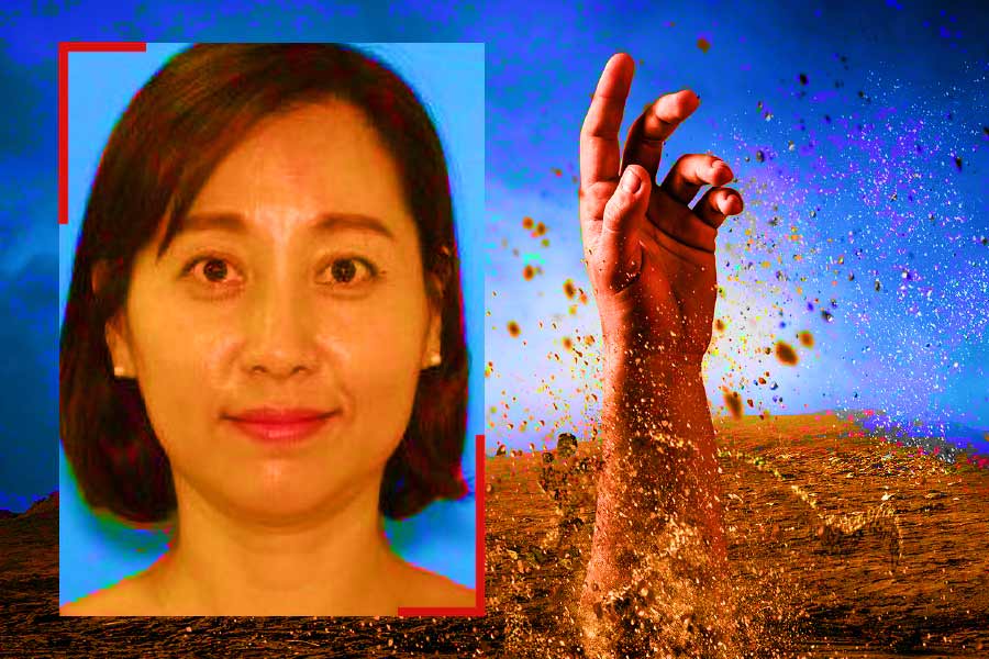 মহিলাকে কুপিয়ে জ্যান্ত কবর দিয়ে দিয়েছিলেন স্বামী। বাঁচার আশা প্রায় ছিল না বললেই চলে। তবু অদ্ভুত ভাবে বেঁচে গেলেন ৪২ বছরের তিনি। মাটি ভেদ করে নিজেই উঠে এলেন উপরে।