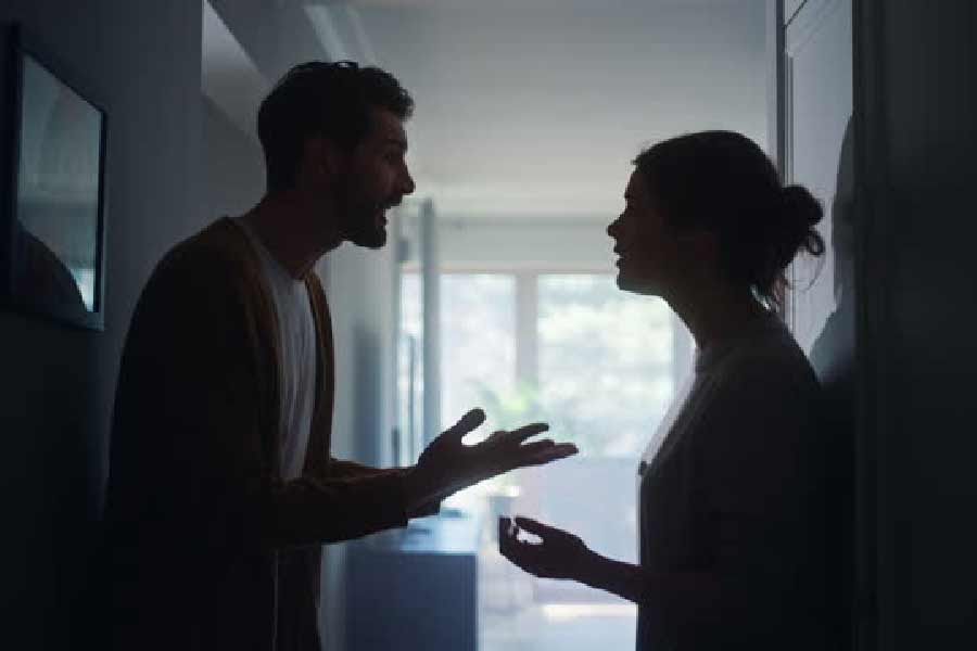 ইয়াং সুক অ্যান ওয়াশিংটনের বাসিন্দা। স্বামী চে কিয়ংয়ের সঙ্গে তাঁর বিচ্ছেদ হয়ে গিয়েছিল আগেই। কিন্তু অভিযোগ, ইয়াংয়ের প্রতি তাঁর স্বামীর আক্রোশ থেকেই গিয়েছিল।