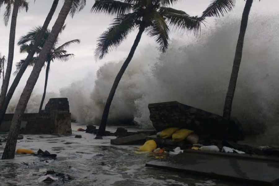 সাগরে চোখ রাঙাচ্ছে ঘূর্ণিঝড়। আতঙ্কের প্রহর গুনছে বাংলা। ক্রমশ শক্তি বাড়াচ্ছে সাগরে ঘনীভূত নিম্নচাপ। কালীপুজোর দিনই বঙ্গোপসাগরে তৈরি হবে ঘূর্ণিঝড়। যার জেরে আলোর উৎসবের আনন্দ মাটি হতে পারে।
