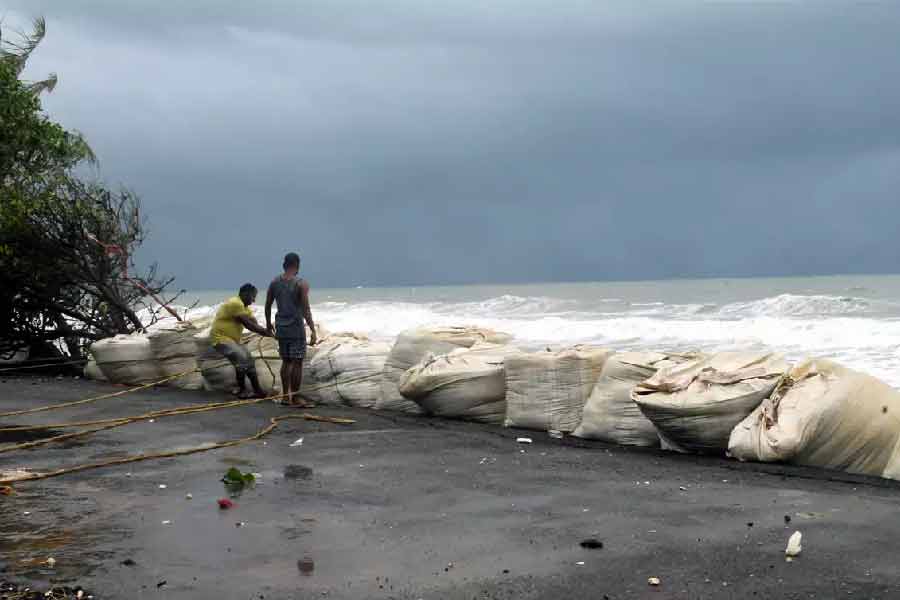 সাগরে তৈরি নিম্নচাপ থেকে শেষমেশ ঘূর্ণিঝড় তৈরি হলে তার নাম হবে ‘সিত্রং’। যাকে নিয়ে  ক্রমশ মাথাব্যথা বাড়ছে। আবহাওয়া দফতর জানিয়েছে, রবিবার শক্তি আরও বাড়িয়ে গভীর নিম্নচাপে পরিণত হবে। 