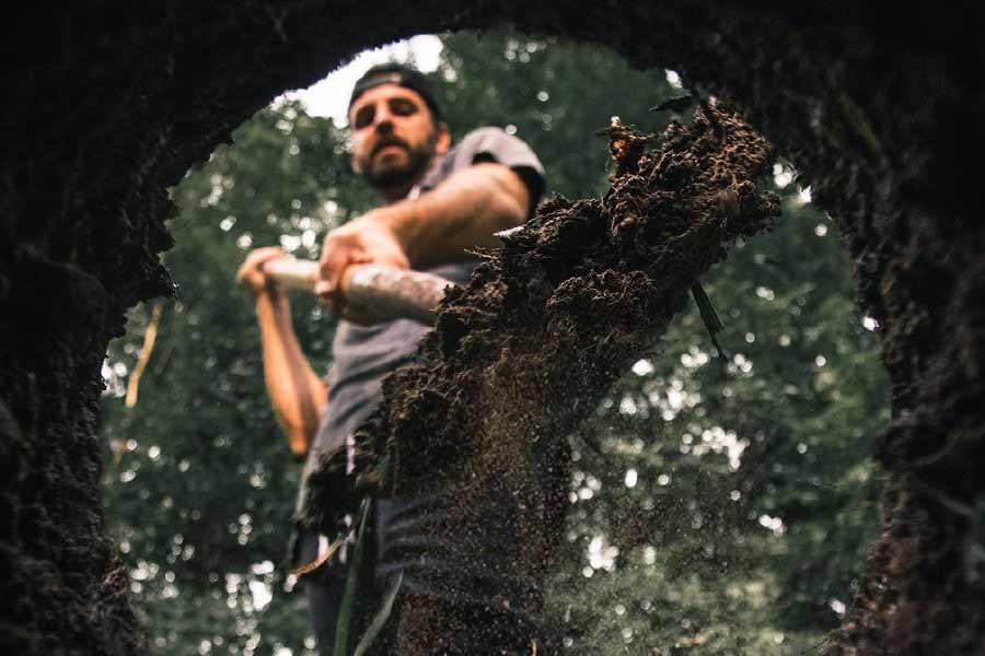 আমেরিকাবাসী এই কোরিয়ান দম্পতির কাহিনি ওয়াশিংটনে রীতিমতো সাড়া ফেলে দিয়েছে। কী ভাবে মাটিতে পুঁতে দেওয়ার পরও বেঁচে ফিরলেন মহিলা, তা নিয়ে চর্চা চলছেই।