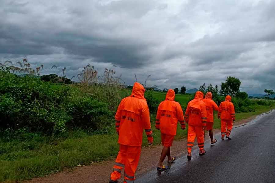 হাওয়া অফিস সূত্রে খবর, রবিবার গভীর নিম্নচাপ তৈরি হওয়ার পর তা কিছুটা পিছন দিকে বাঁক নিয়ে ধীরে ধীরে উত্তর, উত্তর-পশ্চিম দিকে অগ্রসর হবে। 