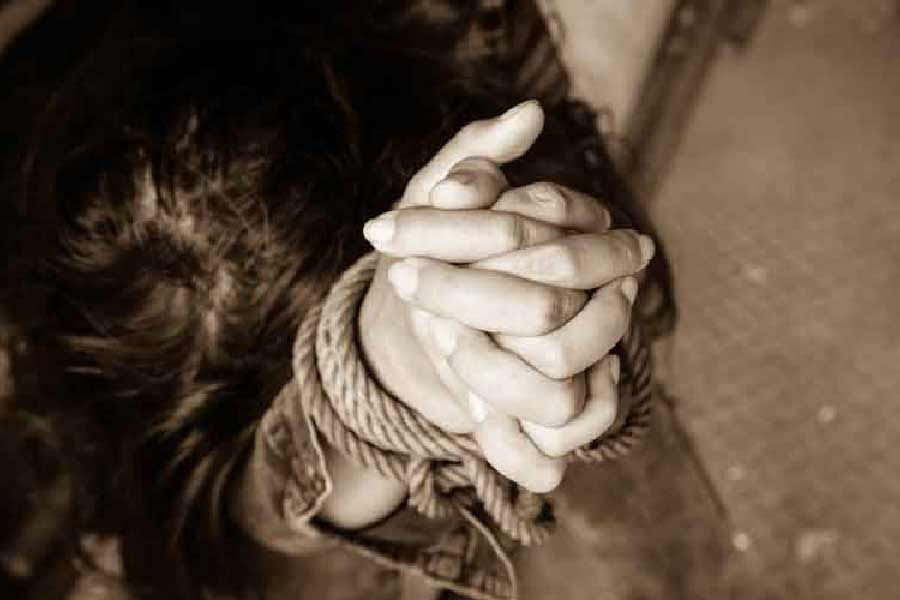 সংবাদমাধ্যম সূত্রে দাবি, গত ১৬ অক্টোবর, রবিবার ওয়াশিংটনের বাড়ি থেকে ইয়াংকে অপহরণ করা হয়। অভিযোগ, প্রাক্তন স্বামী কিয়ং ফাঁকা বাড়িতে হানা দেন আচমকা। তার পর মহিলাকে সেখান থেকে ধরেবেঁধে তুলে নিয়ে যান।