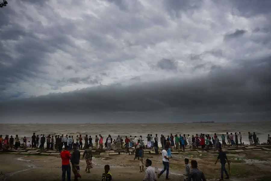 কালীপুজোর দিন  অর্থাৎ সোমবার মধ্য বঙ্গোপসাগরে ঘূর্ণিঝড় তৈরি হবে। এর পর উত্তর, উত্তর-পূর্ব দিকে অগ্রসর হবে। 