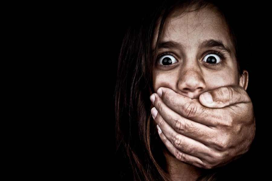 পুলিশ জানিয়েছে, বিচ্ছেদের পর থেকে ওয়াশিংটনের বাড়িতে সন্তানদের সঙ্গে নিয়ে থাকতেন ইয়াং। রবিবার তারা কেউ বাড়িতে ছিল না। সেই সুযোগকে কাজে লাগান তাঁর প্রাক্তন স্বামী।