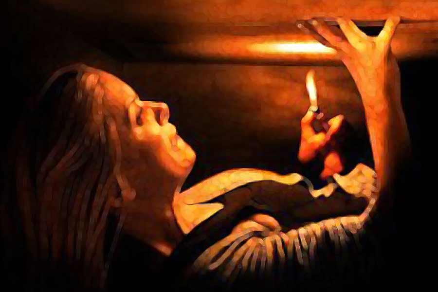 চে ঘটনাস্থল থেকে চলে গেলেও মাটির নীচে তখনও তাঁর স্ত্রীর দেহে প্রাণ ছিল। হুঁশও খোয়াননি ইয়াং। নিজেই নিজেকে বাঁচানোর শেষ চেষ্টা করেন।