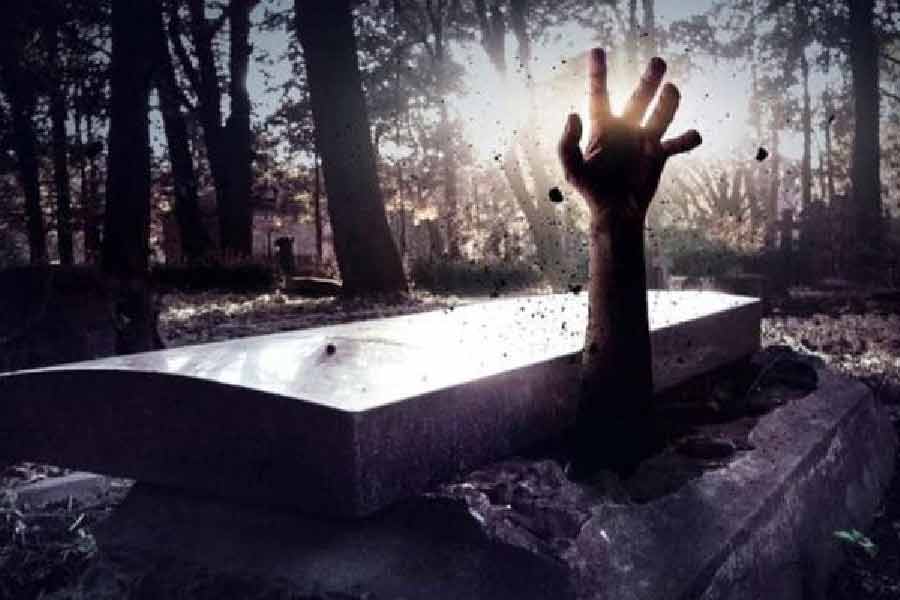 বেশ কিছু ক্ষণের চেষ্টায় মাটি ভেদ করে মাথা তুলতে পারেন ইয়াং। কোনও রকমে উঠে আসেন উপরে। মাঝরাতে হাজির হন এক প্রতিবেশীর বাড়ি।