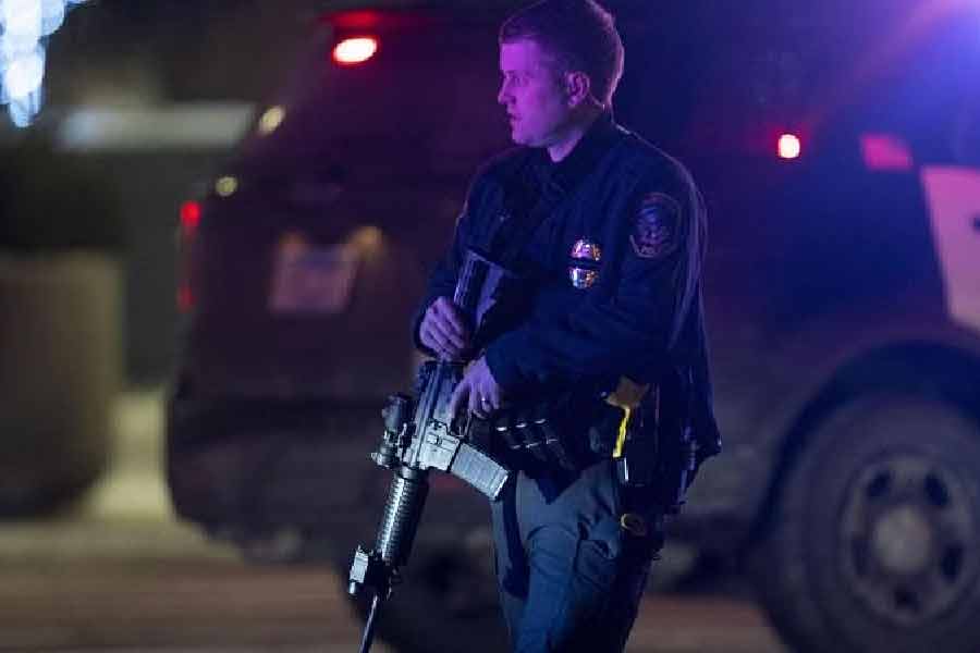 ঘড়ির কাঁটায় তখন রাত ১২.৫২। ইয়াংয়ের কড়া নাড়ার শব্দ শুনে দরজা খোলেন তাঁর প্রতিবেশী। তাঁকে সবটা জানানোর পর রাতেই ডাকা হয় পুলিশ। 