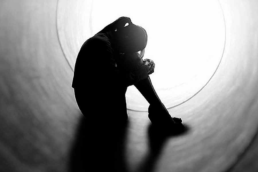 ইয়াং যখন প্রতিবেশীর বাড়ি পৌঁছন, তখন তাঁর শরীরের বিভিন্ন অংশে মোটা সেলোটেপ সাঁটা ছিল। সেলোটেপ দিয়েই তাঁকে বাঁধার চেষ্টা করেছিলেন চে।