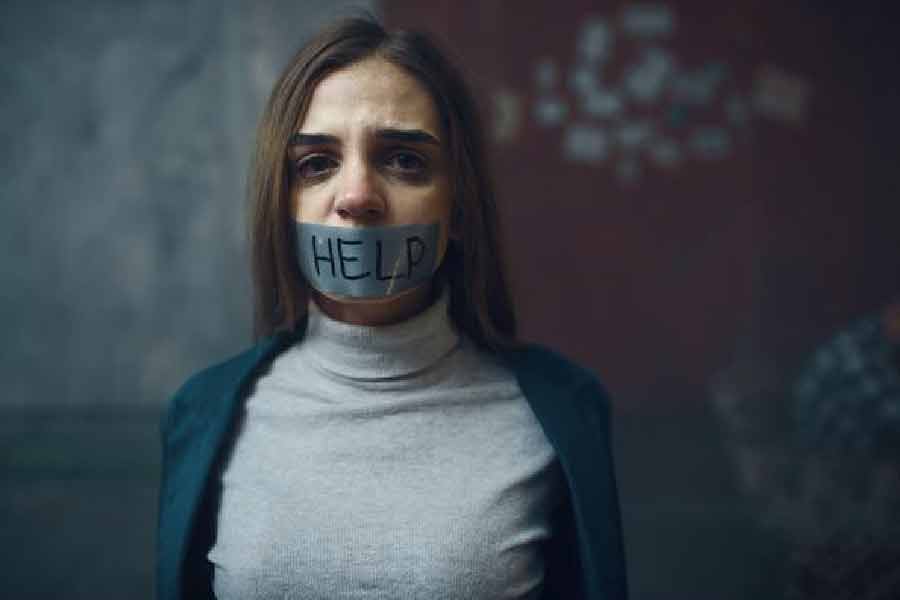 জানা গিয়েছে, গার্হস্থ্য হিংসার অভিযোগেই চে এবং ইয়াংয়ের বিবাহবিচ্ছেদ হয়েছিল। চে-র বিরুদ্ধে ফতোয়াও জারি করেছিল আদালত। 