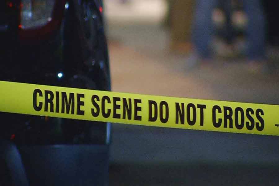 বাড়ির গ্যারাজের দরজা খোলা দেখতে পায় পুলিশ। সেই সঙ্গে উদ্ধার করা হয় বেশ কিছু ব্যবহৃত সেলোটেপ।