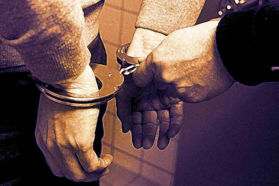 তাঁর অভিযোগের ভিত্তিতে ১৭ অক্টোবর গ্রেফতার হন প্রাক্তন স্বামী চে। স্থানীয় বাসিন্দারা তাঁকে জঙ্গলের কাছে ঘোরাঘুরি করতে দেখেছিলেন। তাঁরাই পুলিশে খবর দেন।