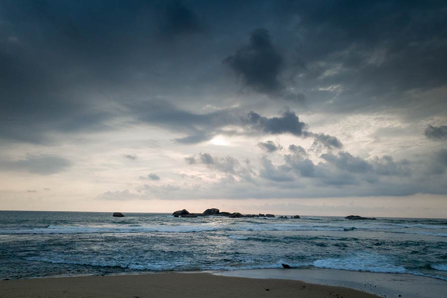 সোম ও মঙ্গলবার সমুদ্র তীরবর্তী এলাকায় না যাওয়ার পরামর্শ দেওয়া হয়েছে। ওই দু’দিন সুন্দরবন এলাকায় ফেরি পরিষেবা বন্ধ রাখতে বলা হয়েছে। 