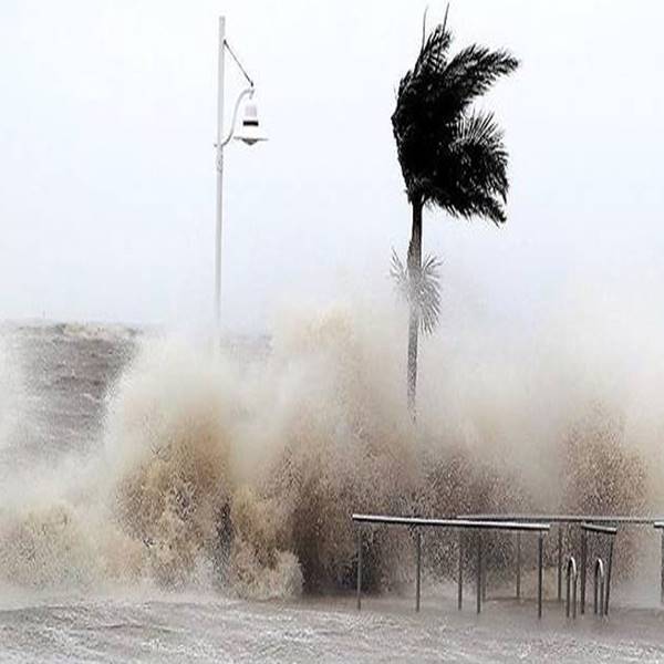 অন্য দিকে, দুর্গাপুজোর সময়ও বঙ্গোপসাগরে নিম্নচাপের দরুন বৃষ্টি হয়েছিল। যদিও তার ব্যাপকতা না থাকায় বিক্ষিপ্ত বৃষ্টির মধ্যেও ঠাকুর দেখার আনন্দ সেই অর্থে মাটি হয়নি। কিন্তু ঘূর্ণিঝড় তাণ্ডব চালালে আলোর উৎসব কতটা আলোকিত থাকবে, সেই সংশয়ই এখন দানা বেঁধেছে।