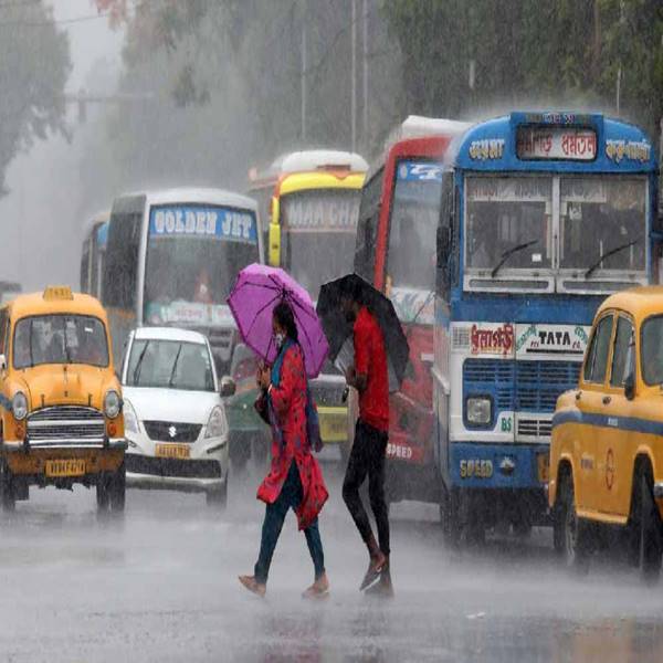 সোম ও মঙ্গলবার কলকাতা ও সংলগ্ন এলাকায় হালকা থেকে মাঝারি বৃষ্টির পূর্বাভাস জারি করা হয়েছে। দক্ষিণবঙ্গের বাকি জেলাগুলিতেও বৃষ্টির সম্ভাবনা রয়েছে। 
