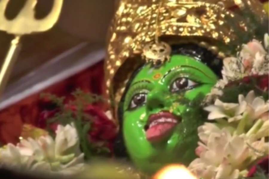 এ যেন সত্যিই ঈশ্বর এক হওয়ার গল্প। হুগলির হরিপালের শ্রীপতিপুরের অধিকারী পরিবারের এই কালী পুজোয় মিলেমিশে গিয়েছেন কৃষ্ণ ও কালী। তাই দেবী এখানে পূজিতা হন কৃষ্ণকালী রূপেই। তবে দেবীর এই রূপের পিছনেও আছে কাহিনি। 