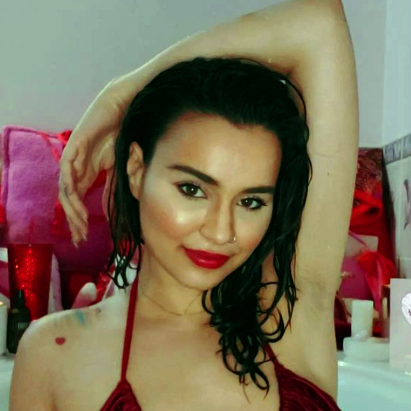 ২০২০ সালে এক পথ দুর্ঘটনার শিকার হন মিয়া। তার পরই তাঁর জীবন বদলে যায়। দুর্ঘটনার পর দীর্ঘ বেশ কয়েক মাস ধরে তিনি শয্যাশায়ী ছিলেন।