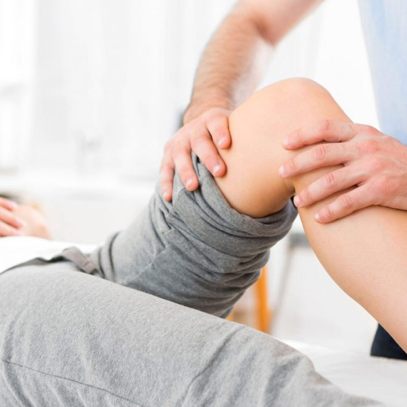 কয়েক মাসে চিকিৎসকদের পরামর্শ মেনে মিয়ার আনুষঙ্গিক শারীরিক সমস্যা কমলেও হাঁটার শক্তি ফিরে পাননি। পরিবারের তরফে তাঁর জন্য ফিজিয়োথেরাপিস্টের ব্যবস্থা করা হয়। ওই ফিজিয়োথেরাপিস্টই ছিলেন মিয়ার শেষ ভরসা।