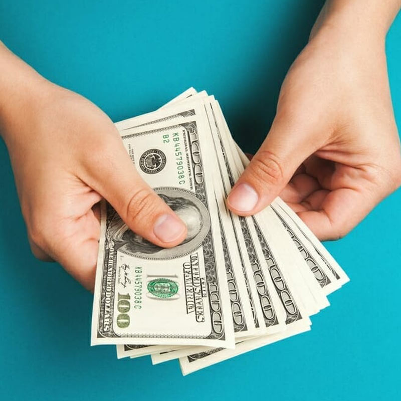 বর্তমানে প্রতি সপ্তাহে ভারতীয় মুদ্রায় মিয়া প্রায় ১২ থেকে ১৬ লক্ষ টাকা আয় করেন।