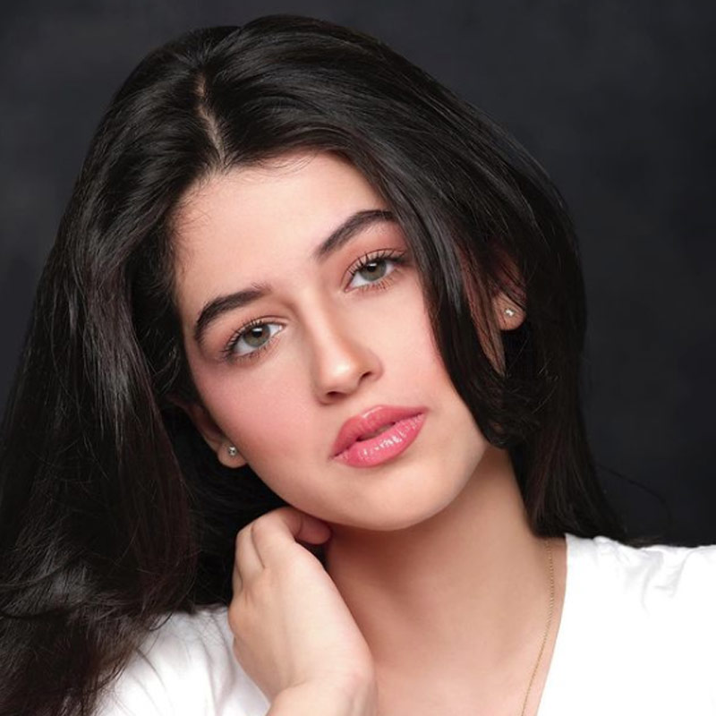 সকল সদস্য অভিনয়জগতের সঙ্গে যুক্ত, এমন পরিবারে বেড়ে ওঠা এই তারকা-কন্যার। দাদু-দিদা থেকে মাসি-মেসোমশাই সকলেই বলিউডে ছাপ রেখে এসেছেন। এমনকি, তাঁর মা-ও ছিলেন অভিনেত্রী। কিন্তু সংসার করবেন বলে বহু দিন হল অভিনয়জগৎ থেকে সরে এসেছেন। তাই আলোর রোশনাই থেকে দূরে রয়েছেন নাওমীকাও।