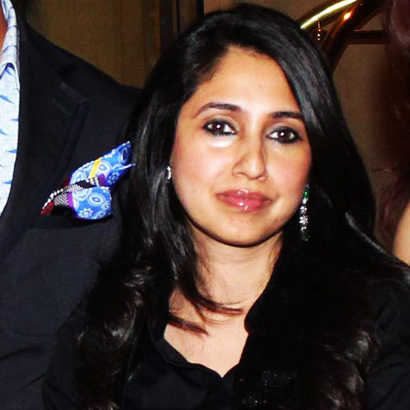 নাওমীকা সরন। অভিনেত্রী রিঙ্কি খন্নার মেয়ে তিনি। দিদা ডিম্পল কাপাডিয়া। দাদু রাজেশ খন্না। মাসি টুইঙ্কল খন্না। মেসোমশাইও বলিউডে একের পর এক হিট ছবি উপহার দিয়ে চলেছেন। কিন্তু এই পরিবারে জন্মেও সিনেমাজগৎ থেকে এত দূরে কেন তিনি?