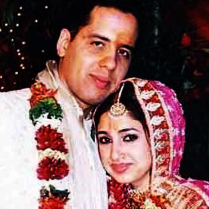 নাওমীকার মা রিঙ্কি বলিউডে হাতে গোনা কাজ করলেও ধীরে ধীরে নাম করছিলেন। কেরিয়ার ঠিকমতো শুরু হওয়ার আগেই তিনি বিয়ে করে নেন। ২০০৩ সালে শিল্পপতি সমীর সরনকে বিয়ে করে দেশ ছেড়ে লন্ডনে গিয়ে থিতু হন রিঙ্কি।