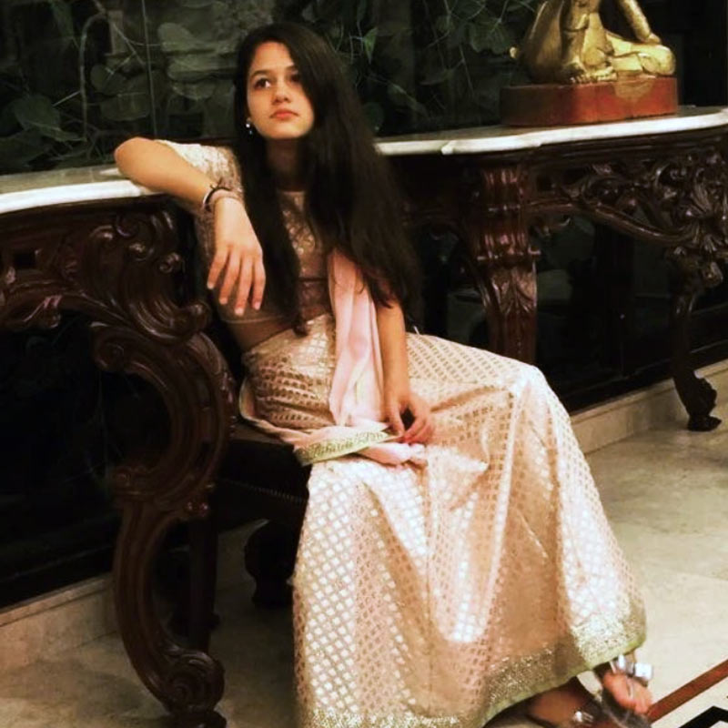 বর্তমানে স্নাতক স্তরের পড়াশোনার জন্য মুম্বইয়ের সেন্ট জেভিয়ার্স কলেজে ভর্তি হয়েছেন নাওমীকা।