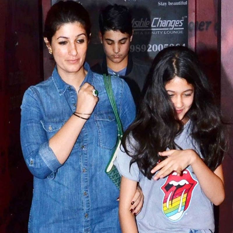 মাঝেমধ্যেই দিদা এবং মাসির সঙ্গে দেখা যায় তাঁকে। পাপারাৎজিদের ক্যামেরায় কয়েক বার ধরা পড়লেও সম্প্রতি নাওমীকা আবার চর্চায় আসেন।