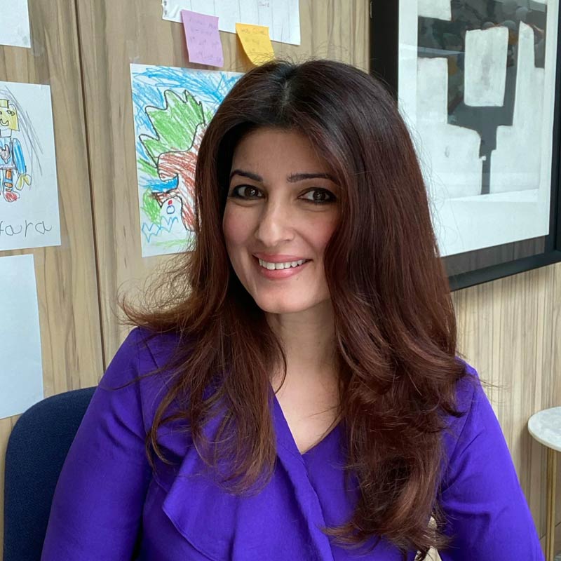 তার পর থেকেই সমাজমাধ্যম তোলপাড়। টুইঙ্কল ছবির ক্যাপশনে লিখেছেন, ‘‘আমার সুন্দরী বোনঝি ১৮ বছরে পা দিল। ছোটবেলায় যে মেয়েটা নিজের নাভি দেখলে ভয় পেত, সেই মেয়েটি আজ এত আত্মবিশ্বাসী। তোমাকে এত কাছ থেকে বড় হতে দেখেছি বলে মন খুশিতে ভরে উঠেছে। শুভ জন্মদিন।’’ 