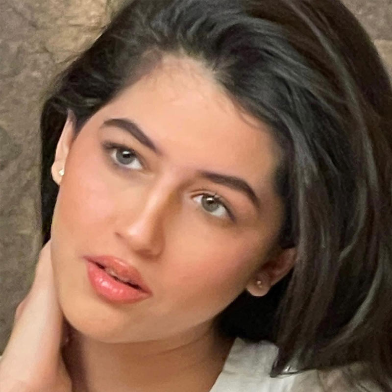 ইতিমধ্যেই এই ছবি প্রায় ৪৩ হাজার মানুষ পছন্দ করেছেন। বলিউডের তারকারাও জন্মদিনের শুভেচ্ছাবার্তা জানিয়েছেন নাওমীকাকে। বলিপাড়াতেও এখন তাঁকে নিয়েই চর্চা।